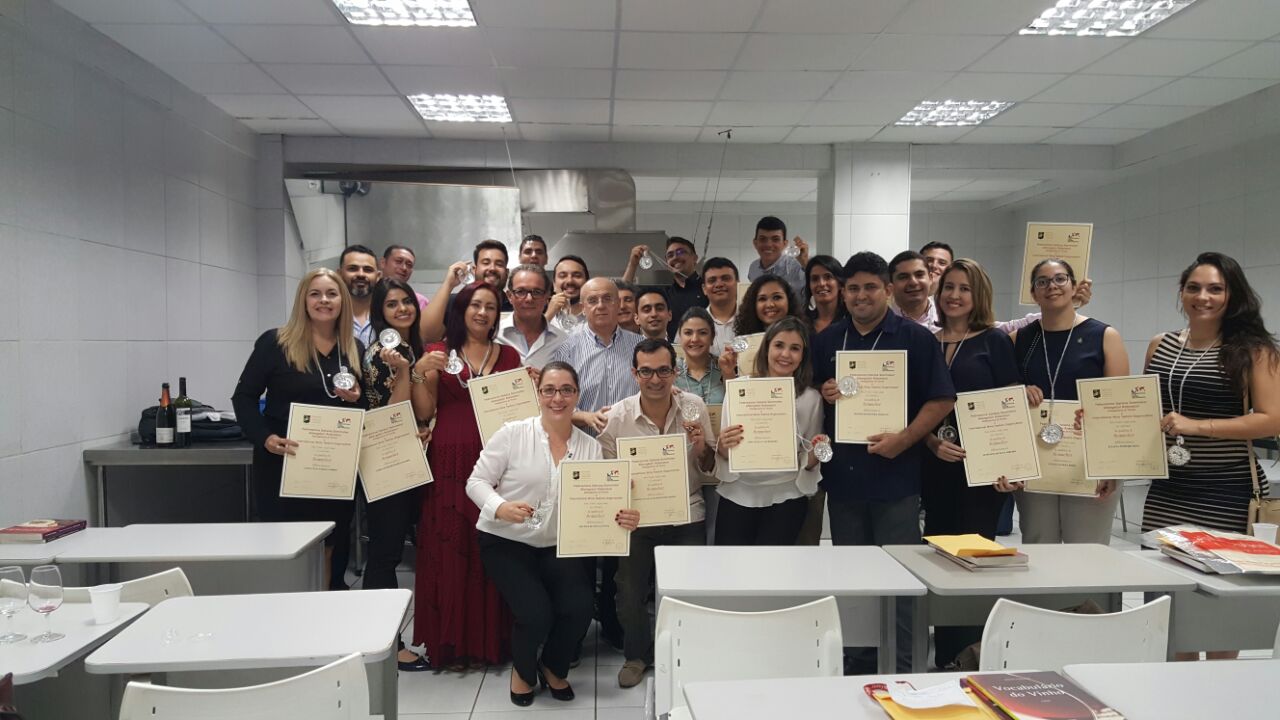 Formatura de Sommeliers com Mestre Prof. Roberto Rabachino - 2017 